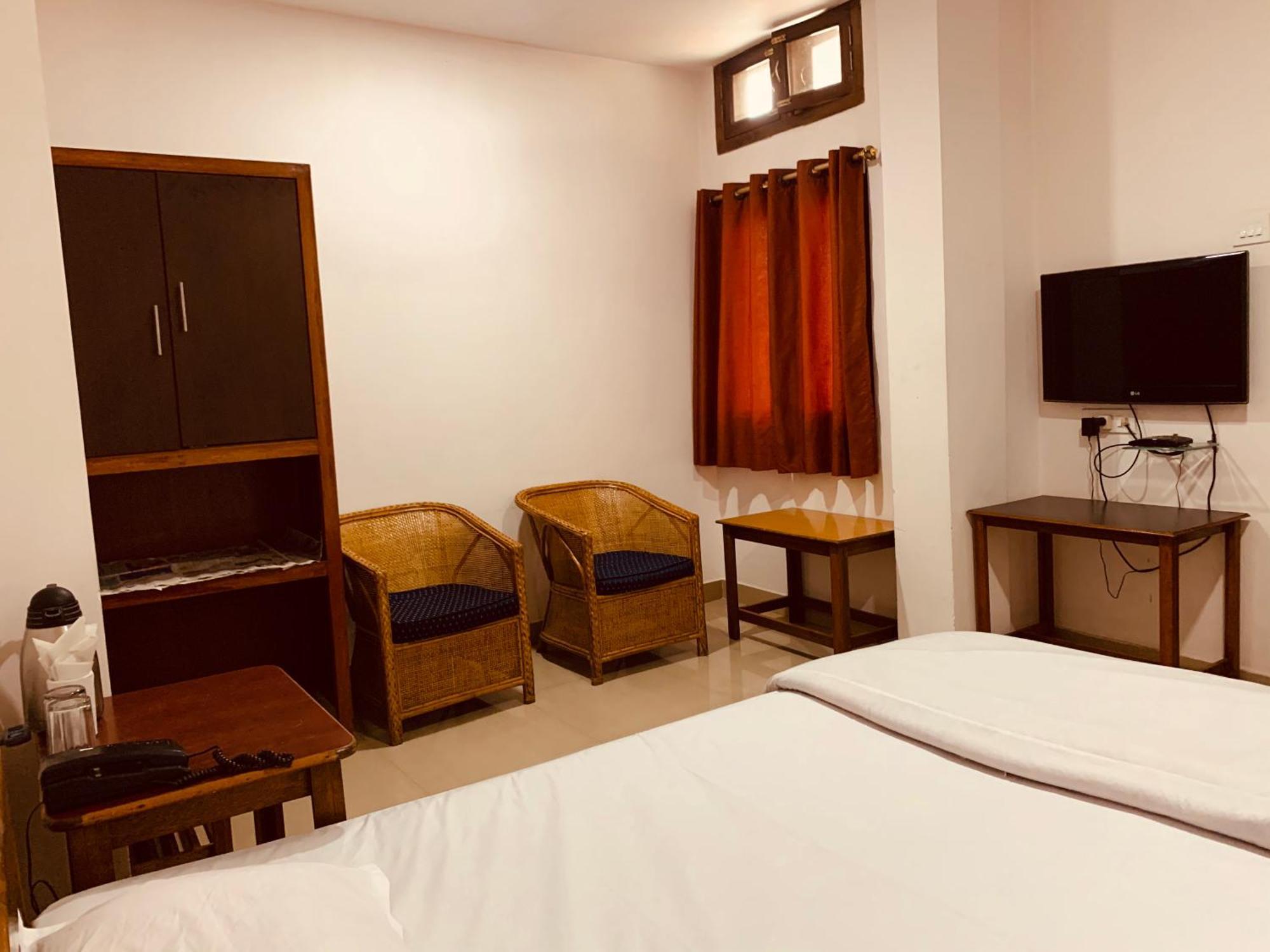 Hotel Devika Dibrugarh Esterno foto